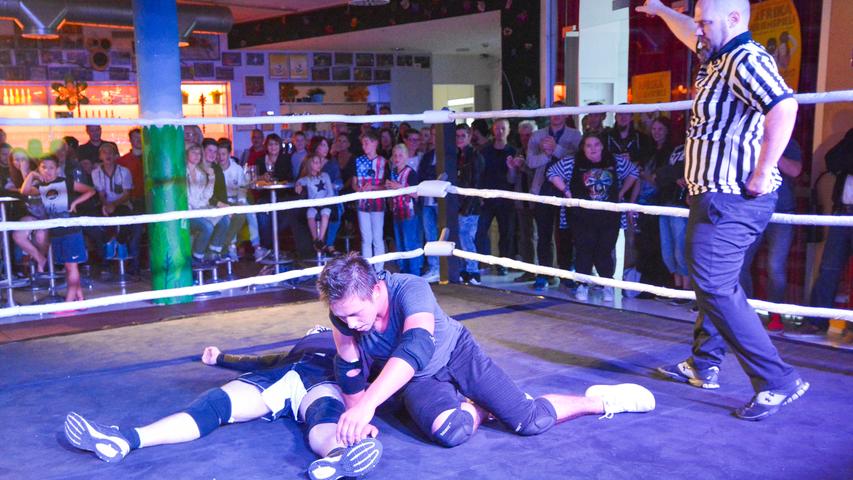 Im Jugendzentrum G6 in Neumarkt gehörte am Samstagabend die Bühne den Wrestlern. Mit viel Show und Geschrei sorgten sie stundenlang für Unterhaltung.
