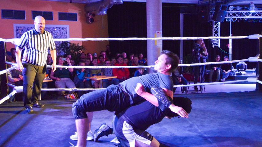 Im Jugendzentrum G6 in Neumarkt gehörte am Samstagabend die Bühne den Wrestlern. Mit viel Show und Geschrei sorgten sie stundenlang für Unterhaltung.