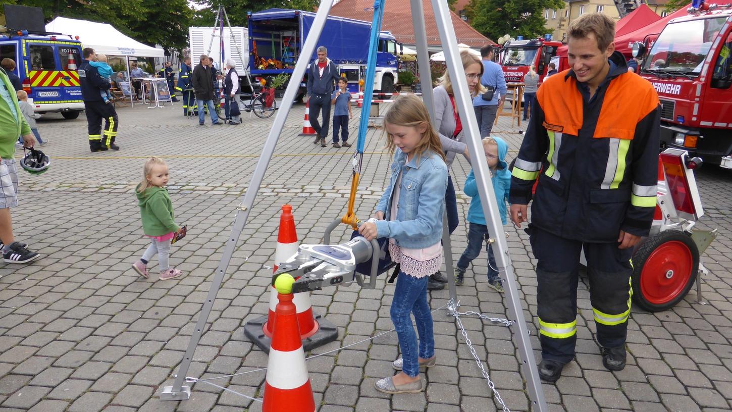 Mit einem Spreizer der Freiwilligen Feuerwehr Forchheim versucht dieses Mädchen einen Tennisball zu transportieren. Viel Fingerspitzengefühl ist gefordert.