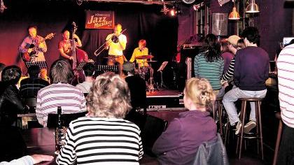 Noch laufen im Loft die Konzerte des Jazzmusikervereins. Doch wegen massiver Lärmbeschwerden sucht Vize Björn Fey (links) ein neues Podium. Noch laufen im Loft die Konzerte des Jazzmusikervereins. Doch wegen massiver Lärmbeschwerden sucht Vize Björn Fey (links) ein neues Podium.