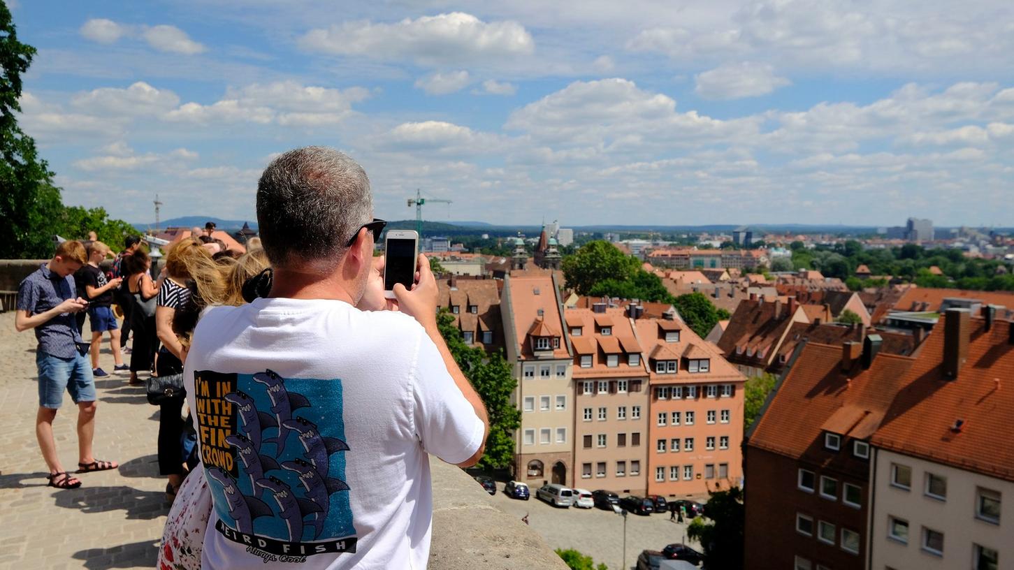 Zum Pflichtprogramm gehört für viele Besucher ein Abstecher auf die Burg, den schönen Ausblick über die Altstadt gibt es gratis dazu.