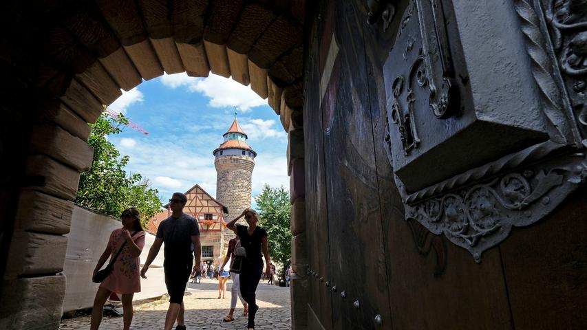Zu Fuß oder mit der "Bimmelbahn": Touristen erkunden Nürnberg