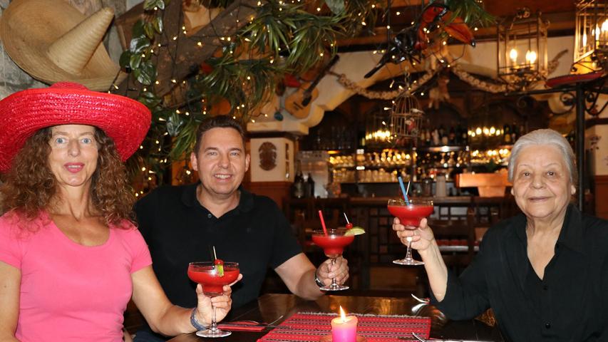 So ganz genau wissen Carola (51, links) und ihr Mann Armin Kündinger (52) gar nicht, seit wann sie schon regelmäßig im El Mexicano in der Nürnberger Nordstadt essen gehen. Auch Wirtin Eleni Doolgyrjidis rätselt mit, man einigt sich auf 22 Jahre. "Das Essen schmeckt hervorragend", erklärt Armin Kündinger. Sein Lieblingsgericht im El Mexicano: "Enchiladas mit Hackfleisch - einfach genial!" Seine Frau Carola isst vegetarisch, auch sie wird hier immer fündig. "In anderen mexikanischen Restaurants herrscht oft eine gewisse Massenabfertigung. Hier nicht, das ist prima", ist sich das Ehepaar einig. Eine Sache gefällt Carola Kündinger besonders: "Wir sind oft hier, um Geburtstage zu feiern. Dann wird immer "Happy Birthday" gespielt und Geburtstagskind und Gäste bekommen Eis und Getränke, serviert mit Wunderkerzen. Das macht das ganze dann besonders familiär, alle sind hier einfach sehr warmherzig!" So ganz genau wissen Carola (51, links) und ihr Mann Armin Kündinger (52) gar nicht, seit wann sie schon regelmäßig im El Mexicano in der Nürnberger Nordstadt essen gehen. Auch Wirtin Eleni Doolgyrjidis rätselt mit, man einigt sich auf 22 Jahre. "Das Essen schmeckt hervorragend", erklärt Armin Kündinger. Sein Lieblingsgericht im El Mexicano: "Enchiladas mit Hackfleisch - einfach genial!" Seine Frau Carola isst vegetarisch, auch sie wird hier immer fündig. "In anderen mexikanischen Restaurants herrscht oft eine gewisse Massenabfertigung. Hier nicht, das ist prima", ist sich das Ehepaar einig. Eine Sache gefällt Carola Kündinger besonders: "Wir sind oft hier, um Geburtstage zu feiern. Dann wird immer "Happy Birthday" gespielt und Geburtstagskind und Gäste bekommen Eis und Getränke, serviert mit Wunderkerzen. Das macht das ganze dann besonders familiär, alle sind hier einfach sehr warmherzig!"