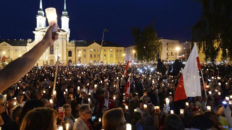 Bürger protestieren vor dem Gebäude des Obersten Gerichts in Warschau gegen eine umstrittene Justizreform der nationalkonservativen polnischen Regierung.
