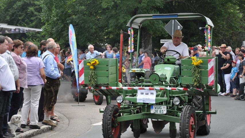Oldie-Traktoren tuckern durch Mitteleschenbach