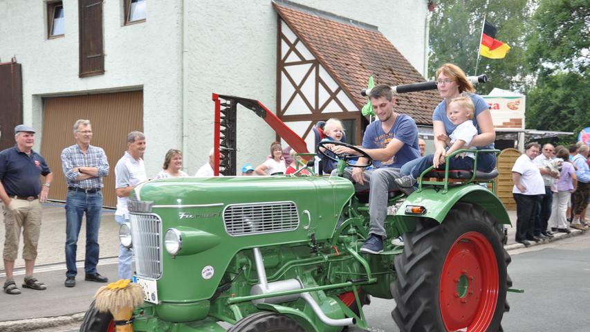 Oldie-Traktoren tuckern durch Mitteleschenbach