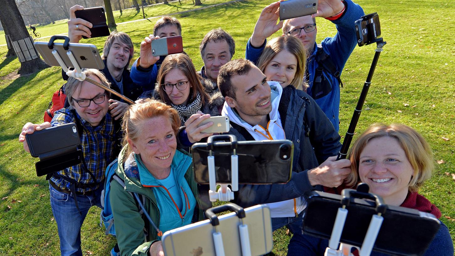 Smartphones im Anschlag: Die NN-Wanderreporter sind startklar. Smartphones im Anschlag: Die NN-Wanderreporter sind startklar.