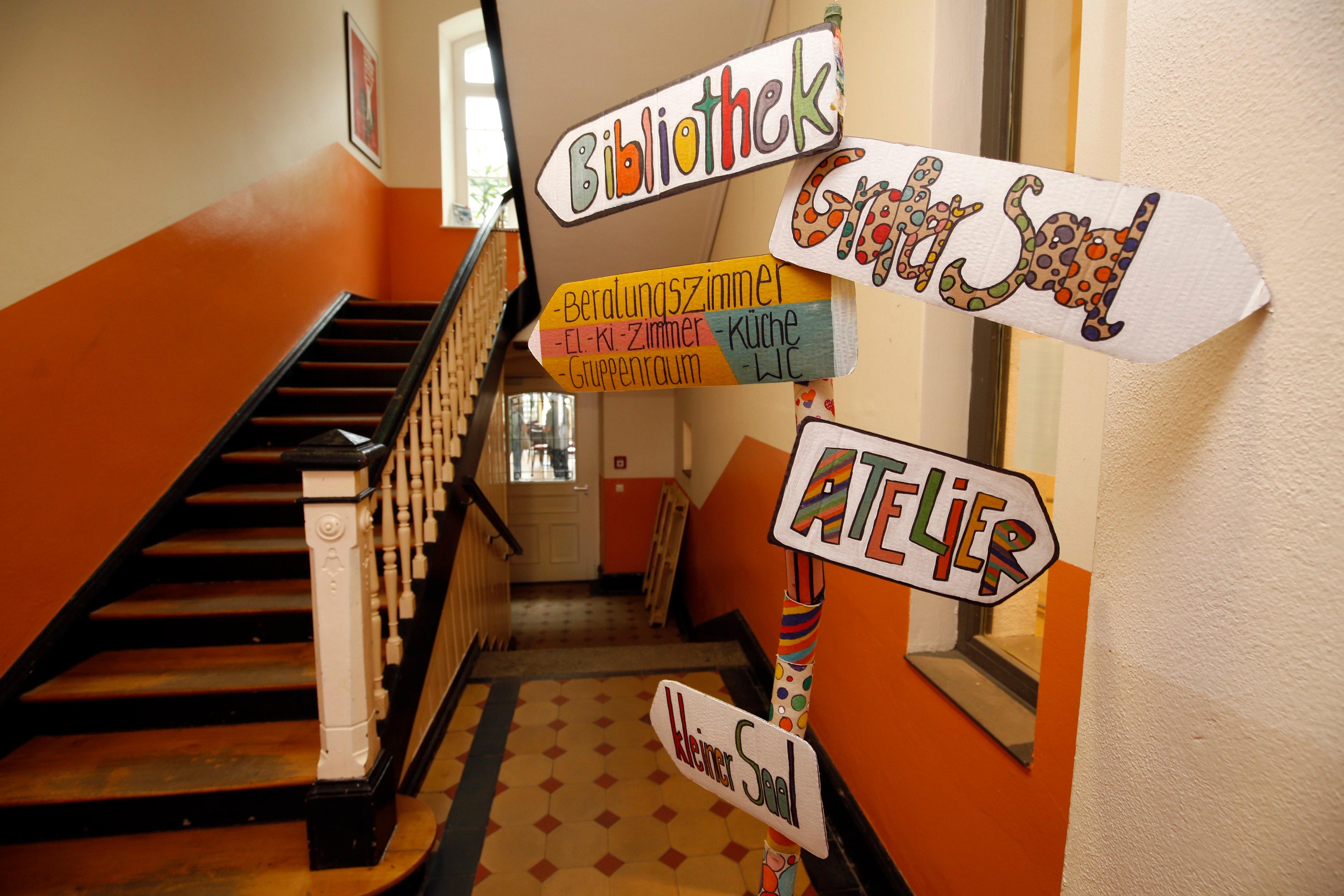 Weil in der Villa Leon so viele verschiedene Einrichtungen unter einem Dach vereint sind, haben kreative Köpfe einen bunten Wegweiser gestaltet.