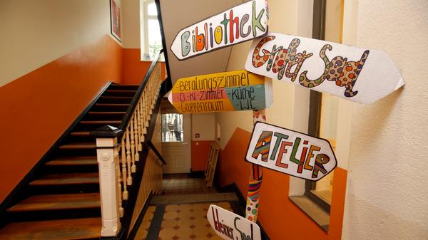 Weil in der Villa Leon so viele verschiedene Einrichtungen unter einem Dach vereint sind, haben kreative Köpfe einen bunten Wegweiser gestaltet.