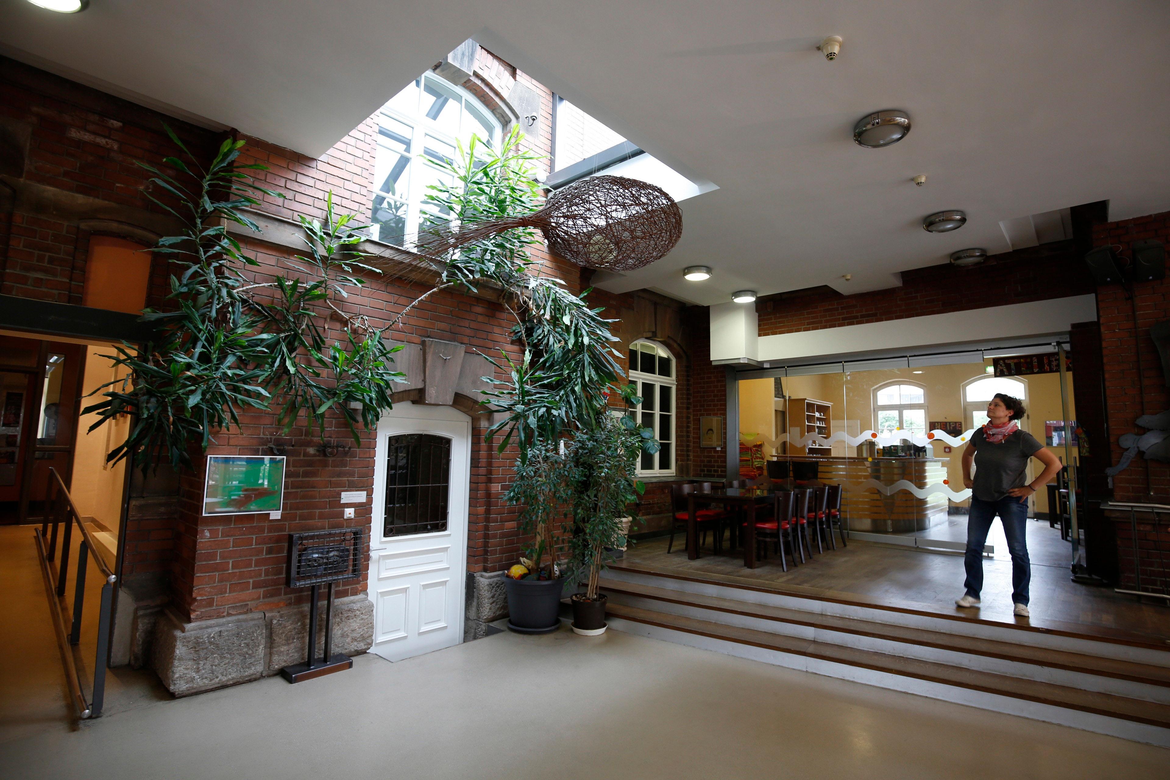 Nicht nur von außen, auch im Gebäude selbst kann man den Übergang vom Alten zur Moderne gut beobachten. Ein Teil der Außenfassade des ehemaligen Direktions-Hauses ist als Innenwand in den neuen Glas-Anbau integriert.