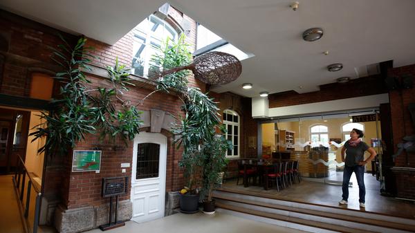 Nicht nur von außen, auch im Gebäude selbst kann man den Übergang vom Alten zur Moderne gut beobachten. Ein Teil der Außenfassade des ehemaligen Direktions-Hauses ist als Innenwand in den neuen Glas-Anbau integriert.