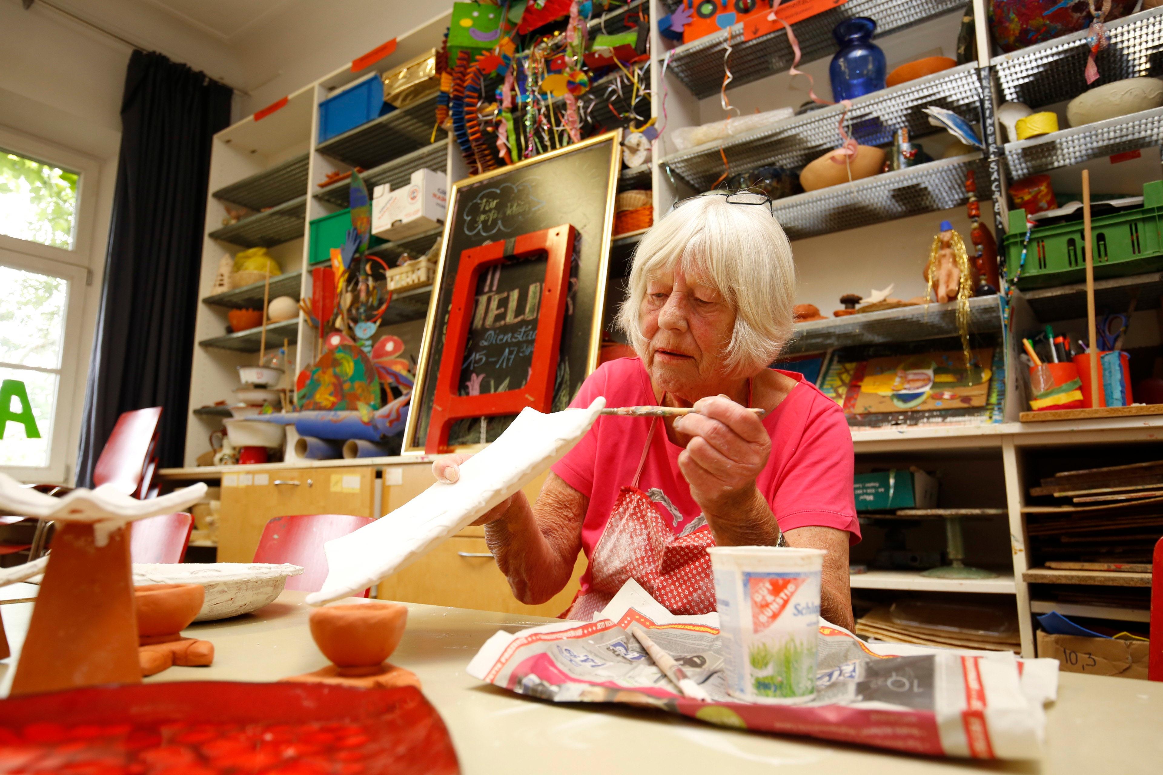 Kreativ geht es auch im Töpferkurs zu, der seit der Eröffnung der Villa Leon im Jahr 2001 im offenen Atelier im Erdgeschoss eine Heimat gefunden hat. Einmal pro Woche treffen sich die insgesamt acht Kursteilnehmer und fertigen Kerzenständer, Schalen und Blumentöpfe.