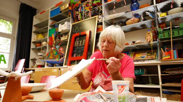 Kreativ geht es auch im Töpferkurs zu, der seit der Eröffnung der Villa Leon im Jahr 2001 im offenen Atelier im Erdgeschoss eine Heimat gefunden hat. Einmal pro Woche treffen sich die insgesamt acht Kursteilnehmer und fertigen Kerzenständer, Schalen und Blumentöpfe.