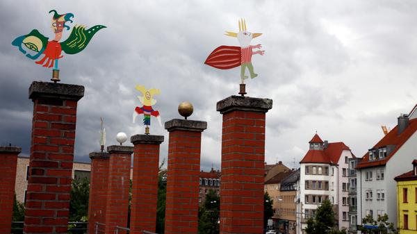 Nicht nur im Inneren der Villa Leon geht es kreativ und künstlerisch zu, auch im Außenbereich sorgen bunte Details für ein stimmiges und freundliches Bild.