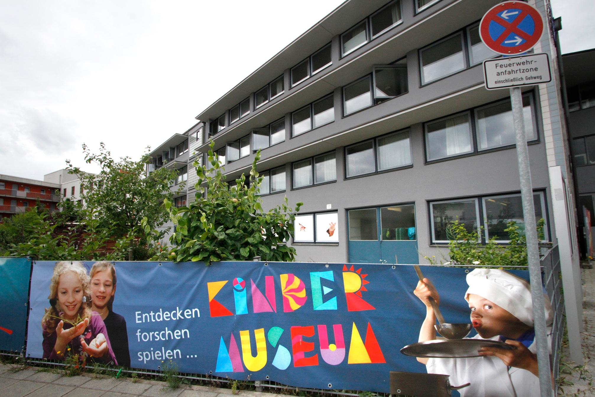 Im sogenannten Kachelbau, der ebenfalls unter Denkmalschutz steht, sind heute das Kinder- und Jugendmuseum und das Theater Mummpitz untergebracht.