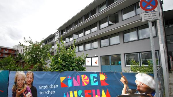 Im sogenannten Kachelbau, der ebenfalls unter Denkmalschutz steht, sind heute das Kinder- und Jugendmuseum und das Theater Mummpitz untergebracht.