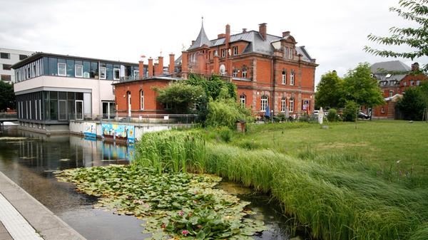 Die Neubebauung des ehemaligen Schlachthofs ist auch 20 Jahre nach dessen Schließung noch nicht ganz abgeschlossen. Für einige Grundstücke werden gerade noch Pläne entworfen.