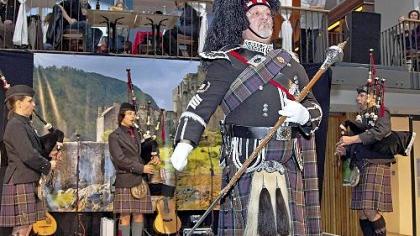 Vorne wird der Takt vorgegeben, im Hintergrund geblasen und gepresst, was das Zeug hält: die «Clanranald Highlanders» in der Grünen Halle. Vorne wird der Takt vorgegeben, im Hintergrund geblasen und gepresst, was das Zeug hält: die «Clanranald Highlanders» in der Grünen Halle.