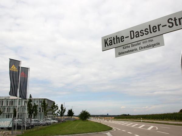 Seit Montag gibt es in Herzogenaurach eine Käthe-Dassler-Straße. Die einstige Hannelore-Gechter-Straße würde nach der Unternehmerin umbenannt und führt von Osten auf die adidas-World of Sports.