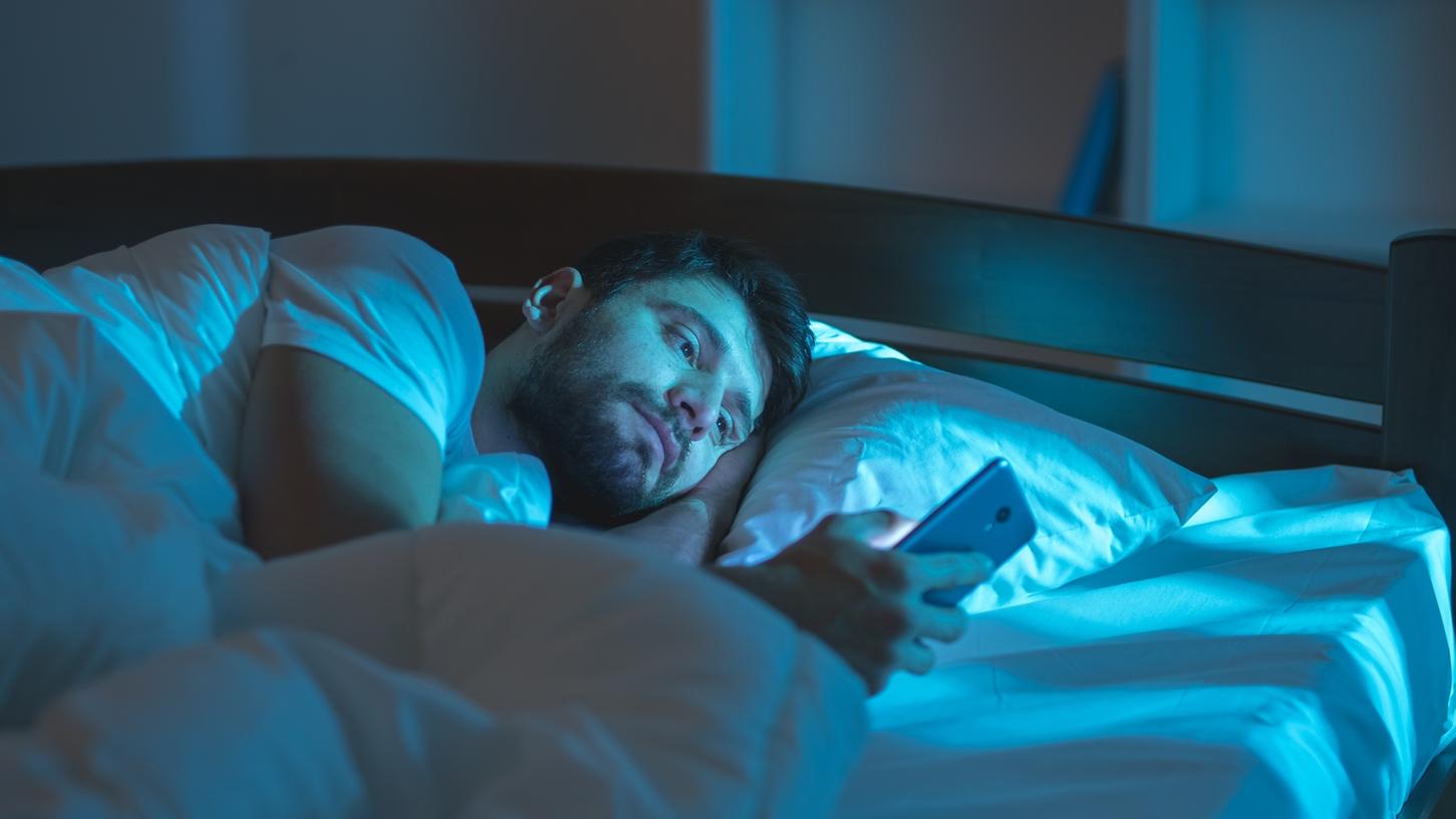 Das blaue Schimmern des Smartphones kann einen um den Schlaf bringen.