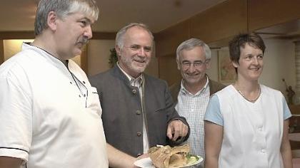 Willi Speth ist einer der Gastwirte, beim dem nur Karpfen aus der Region auf den Tisch kommen. Bei der Saisoneröffnung waren bei ihm und seiner Frau (rechts und links) Landrat Herbert Eckstein und der Leiter des Landwirtschaftsamtes, Werner Wolf (2. von rechts), zu Gast. Willi Speth ist einer der Gastwirte, beim dem nur Karpfen aus der Region auf den Tisch kommen. Bei der Saisoneröffnung waren bei ihm und seiner Frau (rechts und links) Landrat Herbert Eckstein und der Leiter des Landwirtschaftsamtes, Werner Wolf (2. von rechts), zu Gast.