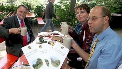 Landrat Eberhard Irlinger (links) stellte mit seinen Mitarbeitern Annika Fritzsche und Thomas Wächtler den neuen Bierkeller-Führer für den Landkreis vor. Landrat Eberhard Irlinger (links) stellte mit seinen Mitarbeitern Annika Fritzsche und Thomas Wächtler den neuen Bierkeller-Führer für den Landkreis vor.