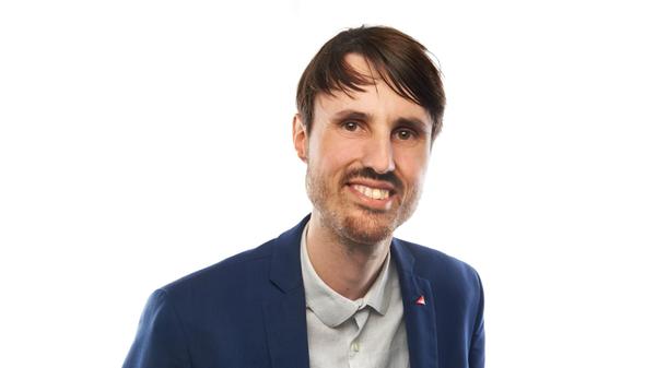 "Wir bedanken uns für sein Engagement und begrüßen, dass OB Maly den Weg frei macht für einen Neubeginn in der Nürnberger Kommunalpolitik. Das eröffnet die Chance auf neue Koalitionen jenseits des SPD-CSU-Bündnisses. Ein Neustart ist auch dringend notwendig, denn die Armutsrate ist in den letzten Jahren auf 23 Prozent gestiegen und die Mietpreise werden selbst für Normalverdiener zu einer großen Belastung - genauso wie die Preise der VAG. Unsere Aufgabe ist es jetzt, gemeinsam mit interessierten Bürgern der drohenden Verschiebung nach rechts eine starke soziale Kommunalpolitik entgegenzusetzten."