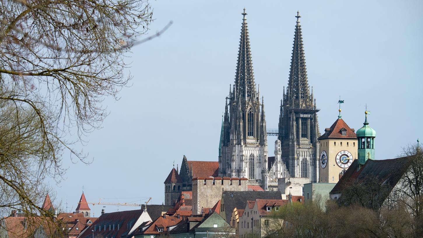 Der Regensburger Dom wurde am Dienstagmorgen für rund eine Stunde von der Polizei gesperrt. Der Grund war ein verdächtiger Mann in der Frühmesse. Der Regensburger Dom wurde am Dienstagmorgen für rund eine Stunde von der Polizei gesperrt. Der Grund war ein verdächtiger Mann in der Frühmesse.