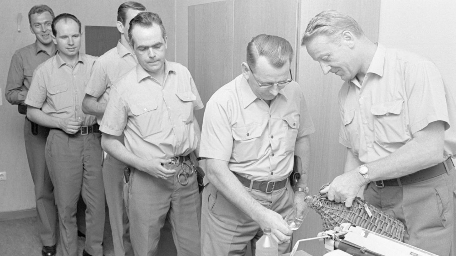 19. Juli 1967: Ohne Schlips und Kragen 19. Juli 1967: Ohne Schlips und Kragen