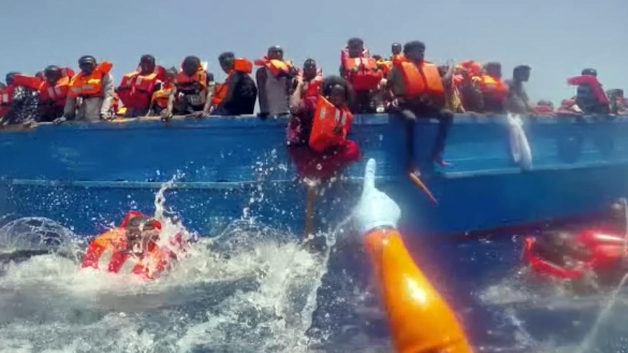 Die Szene aus einem Video der italienischen Küstenwache zeigt die Rettung von Flüchtlingen im Mittelmeer.