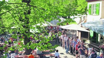 Die Erlanger Bergkirchweih 2007 hat, nur 36 Tage vor dem offiziellen Bieranstich, längst begonnen. Angefeuert vom Hoch Peggy haben auch an diesem Wochenende wieder Tausende die (hoch-)sommerlichen Temperaturen zum willkommenen Anlass genommen, dem «Berg», genauer: dem Entla‘s-Keller einen Schnupper-Besuch abzustatten. Die Erlanger Bergkirchweih 2007 hat, nur 36 Tage vor dem offiziellen Bieranstich, längst begonnen. Angefeuert vom Hoch Peggy haben auch an diesem Wochenende wieder Tausende die (hoch-)sommerlichen Temperaturen zum willkommenen Anlass genommen, dem «Berg», genauer: dem Entla‘s-Keller einen Schnupper-Besuch abzustatten.