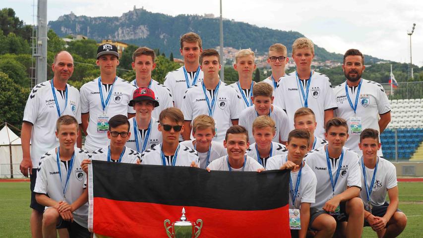 Die drei Fußballteams vom Gymnasium Fränkische Schweiz mit ihren Betreuern. Für die Schüler aus Ebermannstadt war das Turnier in San Marino ein nachhaltiges Erlebnis.