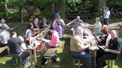 Obwohl nach dem Krieg ein Kellersterben einsetzte, gibt es im Erlanger Umland noch viele Gelegenheiten, sein Bier unter schattigen Bäumen zu genießen. Das Landratsamt hat jetzt den Kellerführer neu aufgelegt. Obwohl nach dem Krieg ein Kellersterben einsetzte, gibt es im Erlanger Umland noch viele Gelegenheiten, sein Bier unter schattigen Bäumen zu genießen. Das Landratsamt hat jetzt den Kellerführer neu aufgelegt.