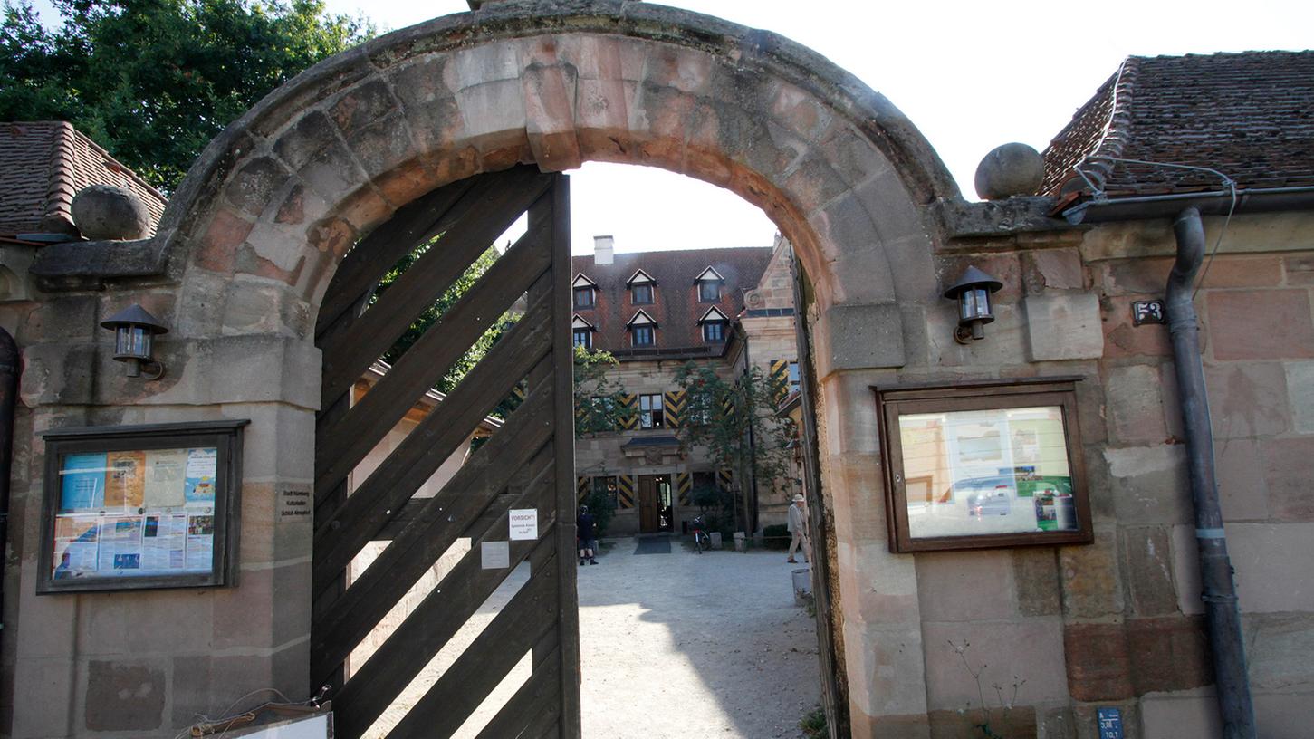 Der Kulturladen Schloss Almoshof feierte 2016 sein 30-jähriges Bestehen – ein Beispiel für Soziokultur. Der Kulturladen Schloss Almoshof feierte 2016 sein 30-jähriges Bestehen – ein Beispiel für Soziokultur.