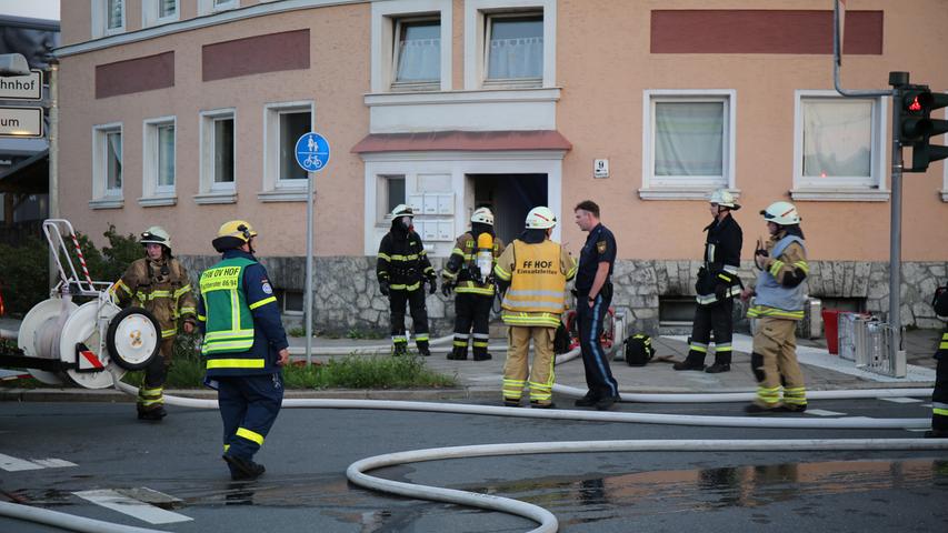 Kellerbrand im Mehrfamilienhaus: 39-Jährige muss ins Krankenhaus