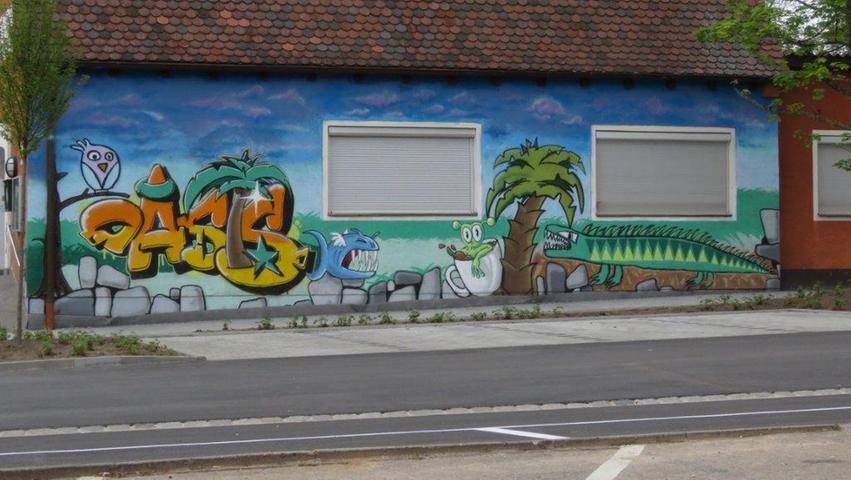 Und kreativ ist auch die Seitenansicht des Jugendhauses Oasis. Junge Graffiti-Künstler haben sich hier verewigt.