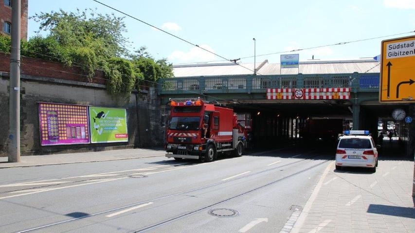 Oberleitungsschaden: 40-Tonner bleibt im Steinbühler Tunnel stecken