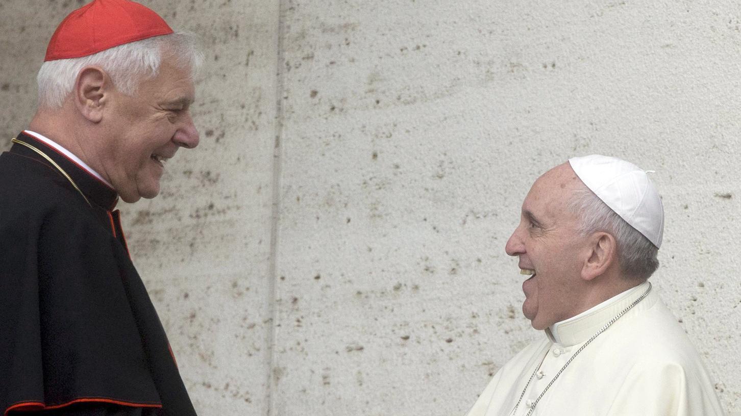 Papst Franziskus (r.) begrüßt Kardinal Gerhard Ludwig Müller. Dieser sieht sich im Domspatzen-Skandal nun heftiger Kritik ausgesetzt.