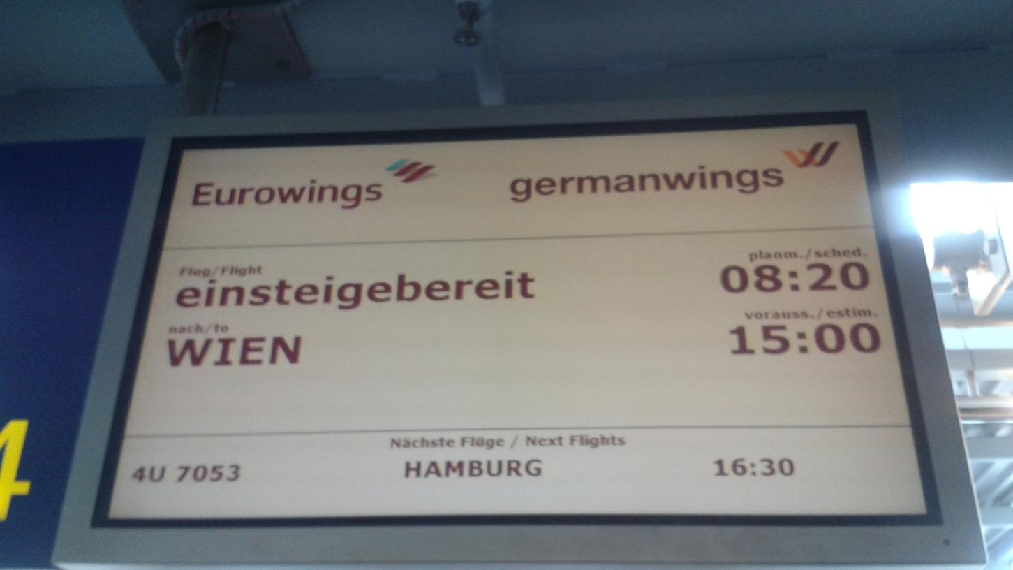 Die Anzeigetafel auf dem Flughafen Nürnberg. Hier wird die Ankunftszeit des Eurowings-Flugzeugs in Wien mit 15 Uhr angegeben. Dabei hätte der Flieger schon 16 Stunden zuvor in der österreichischen Hauptstadt ankommen sollen.