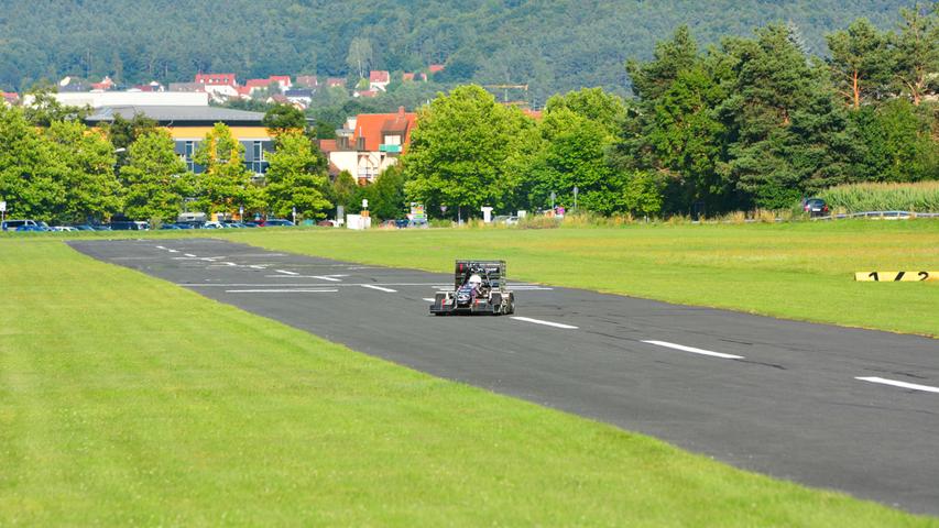 Formula Student: Testfahrt auf Neumarkter Flugfeld