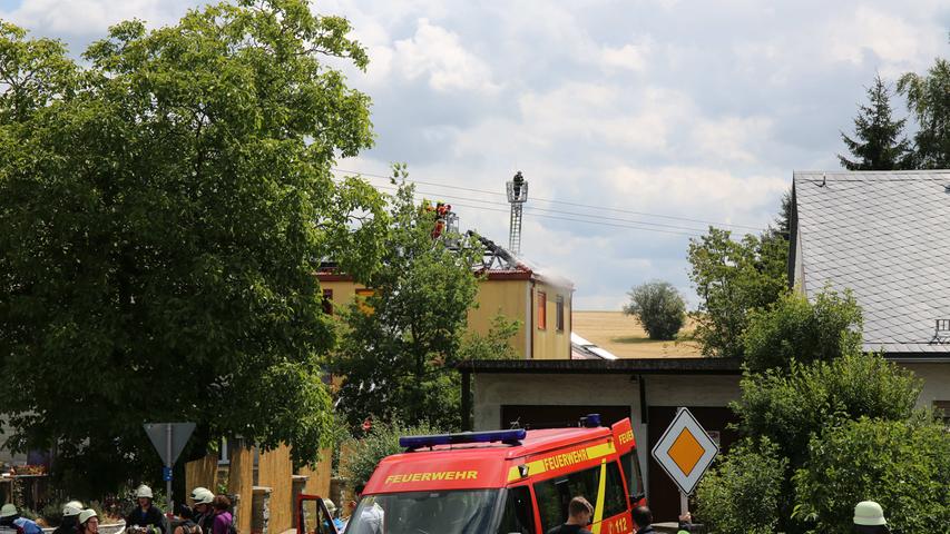 Großeinsatz: Dachstuhl in Marktleugast fing Feuer