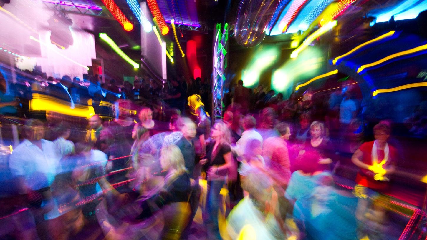 Zuckende Lichteffekte in der Disco oder bei Musikfestivals können epileptische Anfälle mit auslösen.