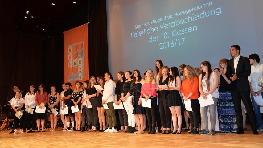 Mittlere Reife in der Tasche: 153 Absolventen der Realschule Herzogenaurach wurden gefeiert