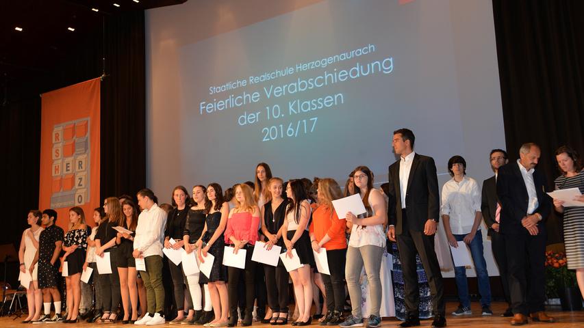 Mittlere Reife in der Tasche: 153 Absolventen der Realschule Herzogenaurach wurden gefeiert