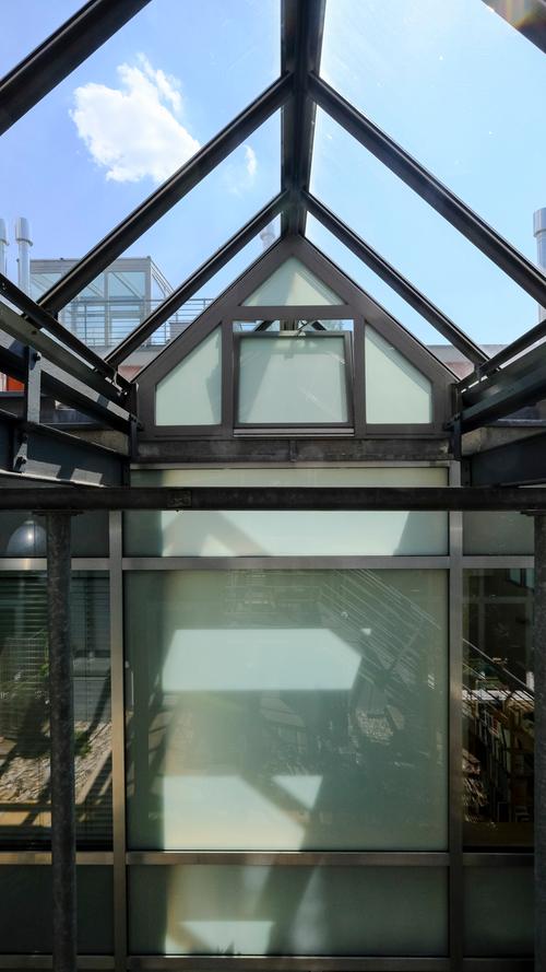 Das Glasdach ist Teil der historischen Fabrikarchitektur.