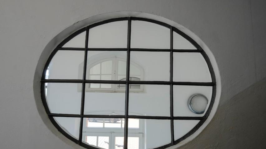 Ein hübsches Detail im Treppenhaus ist das kreisrunde Gitterfenster.