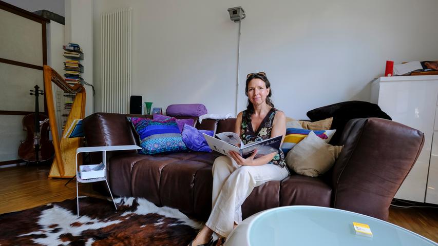 Susanne Nestor genießt die klare und offene Atmosphäre ihrer Ein-Zimmer-Wohnung, die früher ein Maschinenraum war.