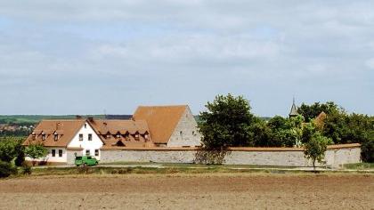 Das Gut Lauberberg beherbergt hinter seiner wehrhaften, festungsartigen Natursteinmauer einen Bauernhof, eine kleine Kapelle und nicht zuletzt ein Gasthaus. Das Gut Lauberberg beherbergt hinter seiner wehrhaften, festungsartigen Natursteinmauer einen Bauernhof, eine kleine Kapelle und nicht zuletzt ein Gasthaus.