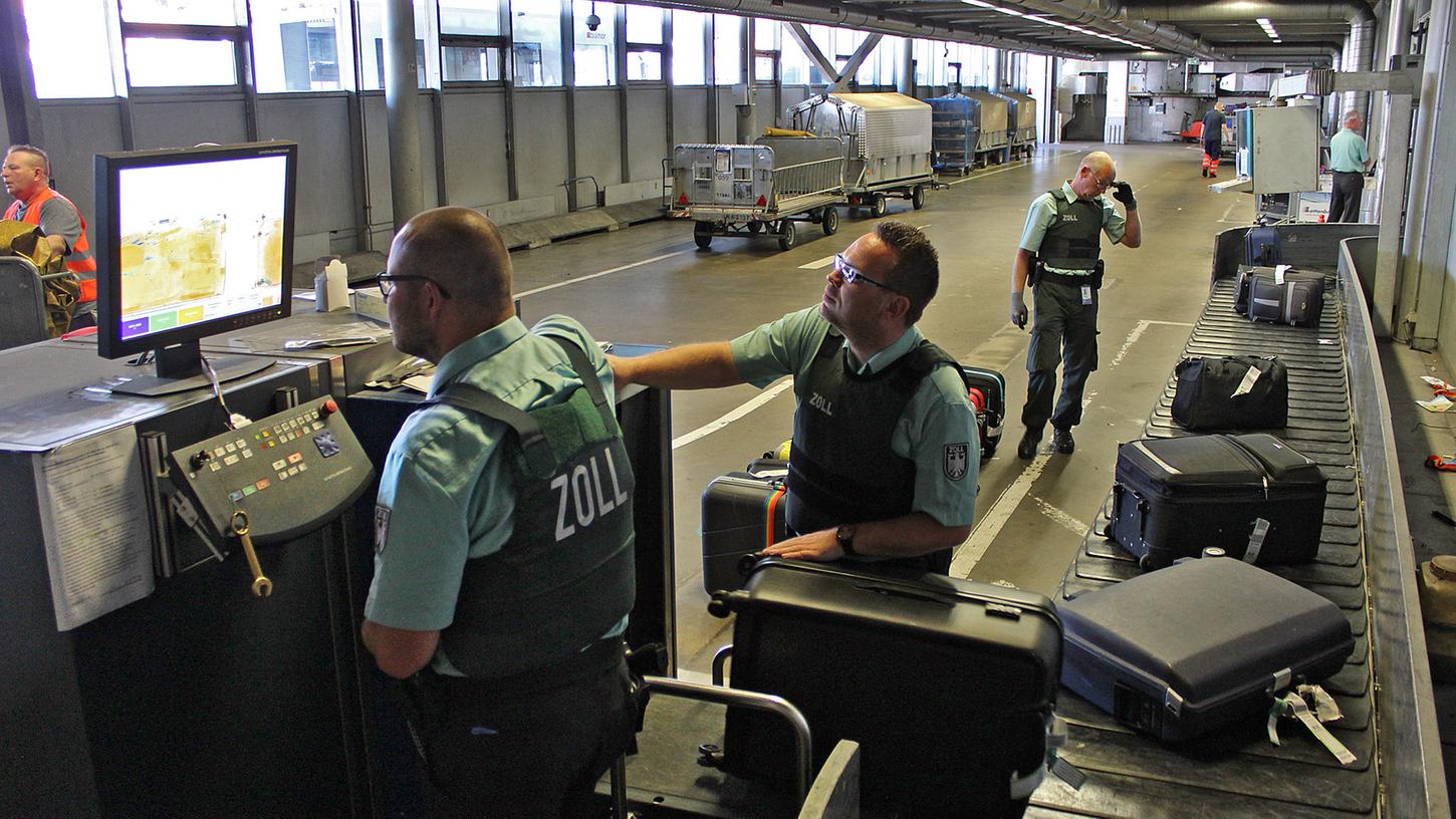 Eben noch im Bauch des Flugzeugs, landen Koffer und Taschen dann im Röntgengerät des Zolls. Anschließend transportiert das Fließband das Gepäck in die Ankunftshalle, wo die Besitzer schon warten.