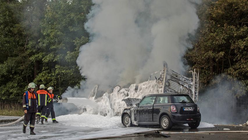 Wohnmobil fängt nach Unfall Feuer und brennt aus